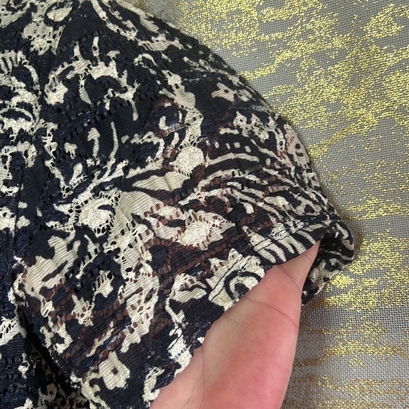 East 5th Navy Blue/White Scoop Neck Pull-over Short Sleeve Blouse Size L - Picture 7 of 13